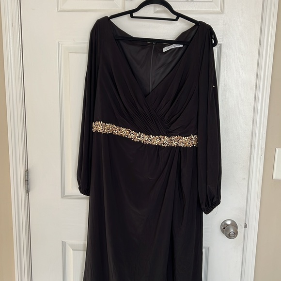 Mac Duggal Split Sleeve Surplice Gown (Plus) in Black Size 14W - Picture 6 of 11